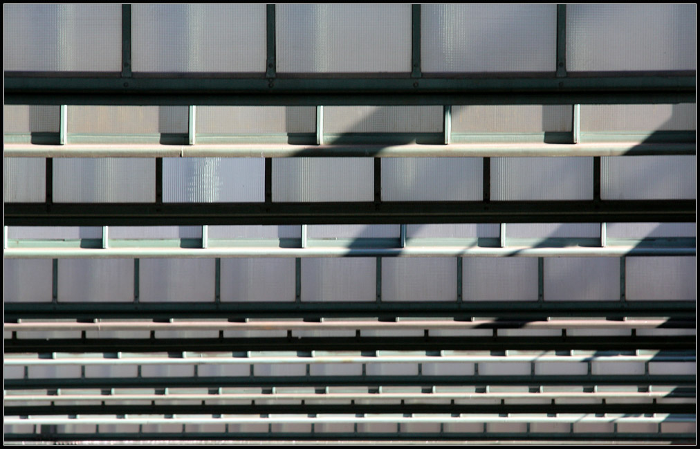 Detailaufnahme -

 des im Sonnenlicht strahlenden Bahnsteigdaches im Stuttgarter Hauptbahnhofes. 

08.04.2011 (M)