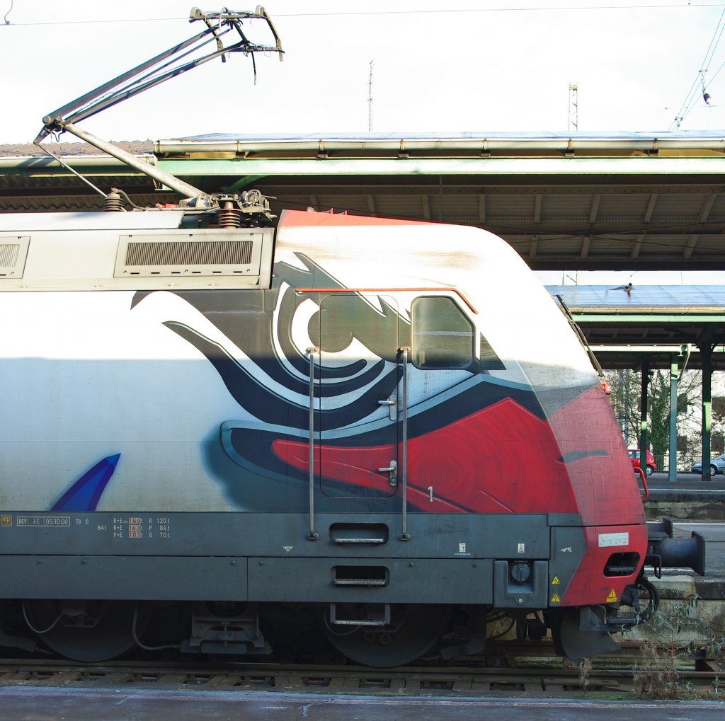 Detailaufnahme des bsen Blicks der 101 070-1  Adler Mannheim . Aufgenommen am 27.12.2009 in Kassel Hbf.