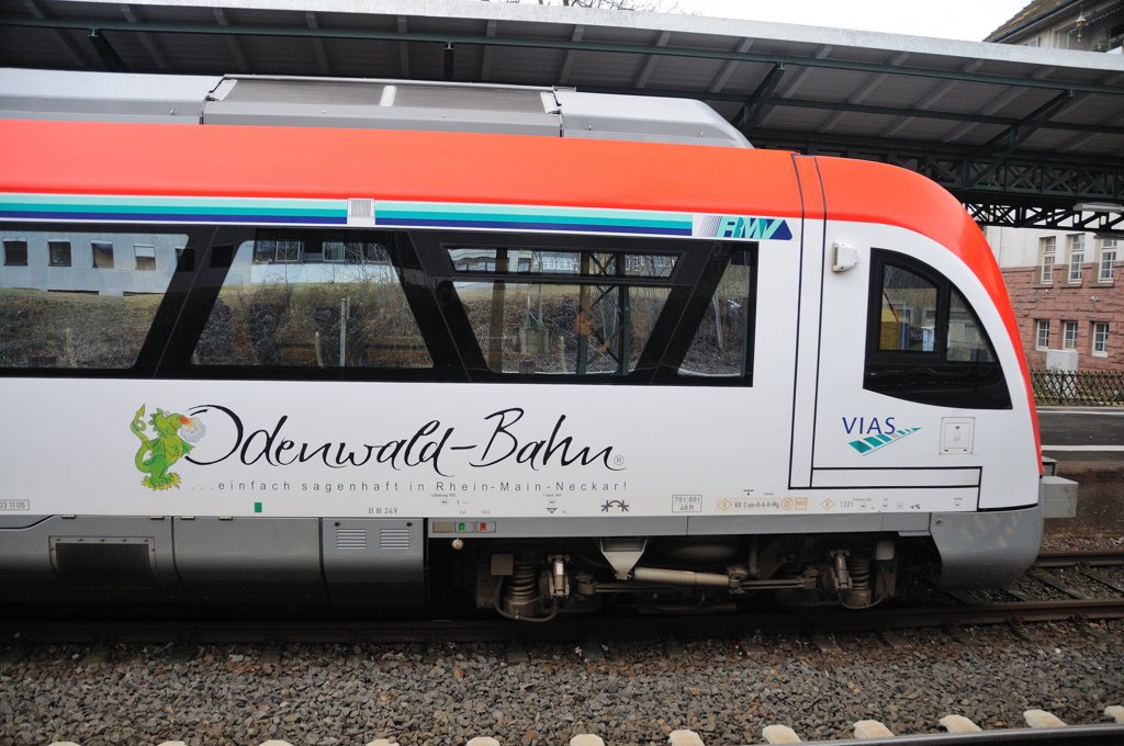 Detailaufnahme des Drachens und des Schriftzuges eines ITINOs der Odenwald-Bahn. Die jetzt noch bei der DB als BR 613 gefhrten Triebzge aus dem Hause Bombardier werden mit Aufbauabschlu des neuen Fahrzeugeinstellungsregisters in die Baureihe 615 umgenummert.(Darmstadt-Nord, Feb. 2009).
