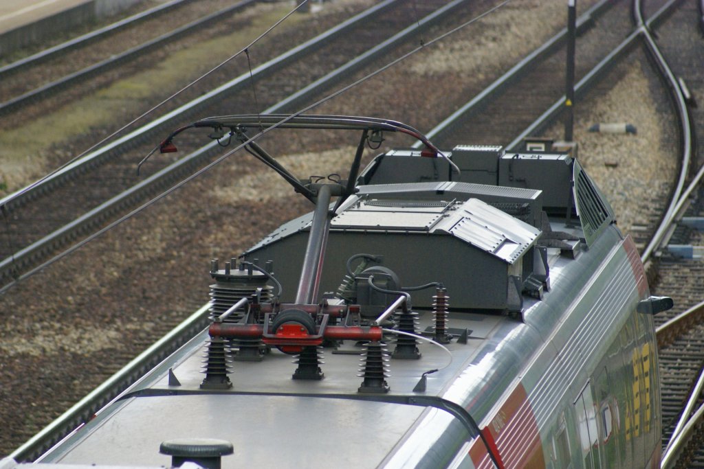 Detailaufnahme des Stromabnehmers bei der Talent 4024 100  Wien Favoriten  die als S50 mit der Zugnummer 20122 gerade aus Wien West in Rekawinkel einfhrt. 15.5.2010