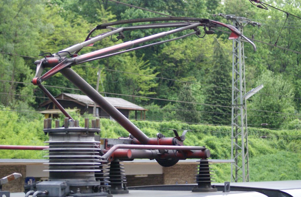 Detailaufnahme des Stromabnehmers vom Talent 4024 132  Leopoldstadt  der als R2029 Richtung Wien unterwegs ist und gerade in Tullnerbach-Pressbaum mir vor die Linse gekommen ist. 15.5.2010