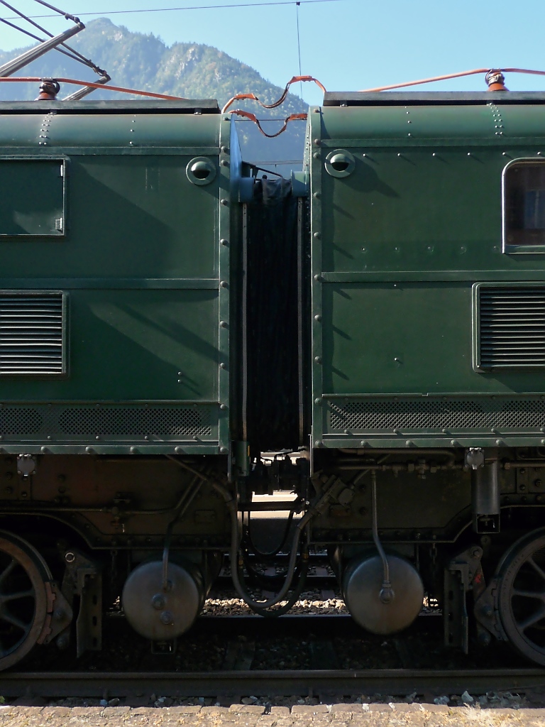 Detailaufnahme des bergangs zwischen den beiden Lok-Hlften der Ae 8/14. Erstfeld, 1.10.2011 