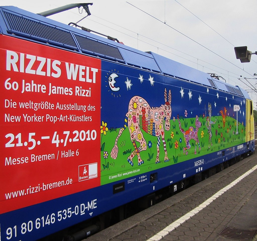 Detailaufnahme der Rizzi Lok. Es ist Werbung f�r die Ausstellung  60 Jahre James Rizzi  in Bremen und eine Darstellung der Bremer Stadtmusikanten von James Rizzi. Gesehen am 20. Mai 2010 in Hamburg - Harburg.