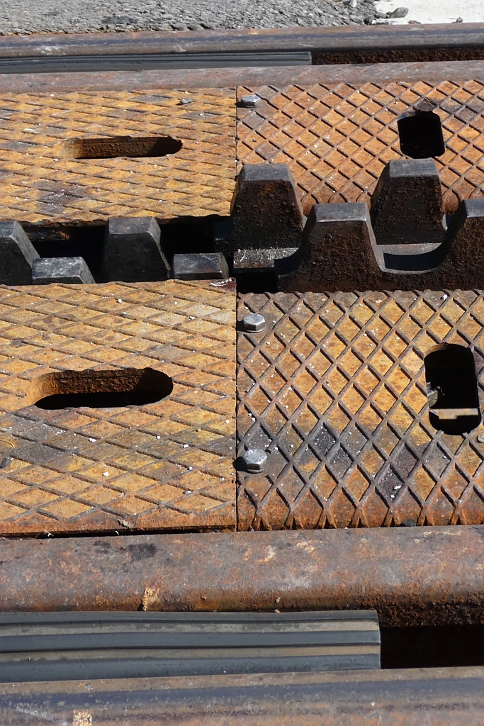 Detailbild (Seite zur Bergstrecke) der versenkbaren Zahnstange auf dem Bahnbergang der DFB ber die Strae von Oberwald nach Obergesteln, 2.10.11. Auch gut zu erkennen ist die Gummi-Abdeckung der Rillenschiene im Straenbereich.