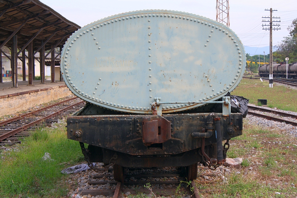 Deutlich erkennbar der, bei den thailändischen Staatsbahnen üblich, ovale Querschnitt der Kesselwagen. บ.ท.น.6 (บ.ท.น. =B.W.T./Bogie Water Tank Wagon) am 08.Jänner 2011 in der Nakhon Lampang Station.

