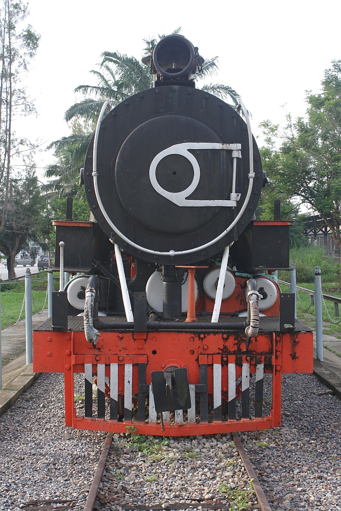 Deutlich erkennt man den liegenden 3. Zylinder der 244 (2'C1'-h3, Baldwin, Bauj. 1928, Fab.Nr. 60410). Die Lok ist aufgestellt beim Bf. Hat Yai Junction. Aufnahme vom 28.Oktober 2010.