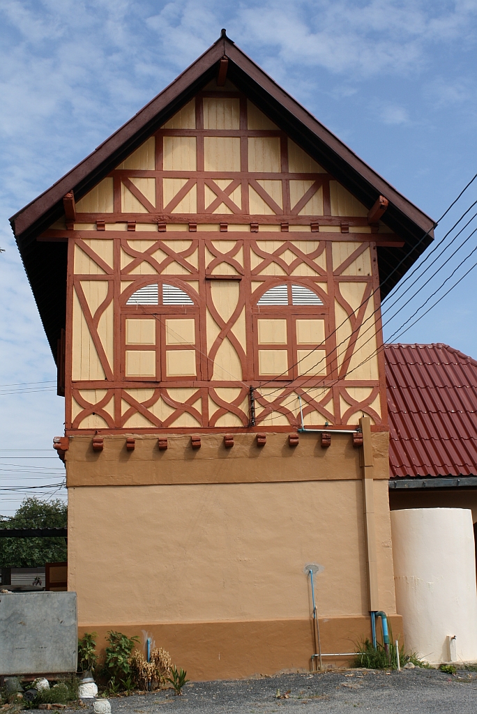 Deutlich sichtbar ist der deutsche Einfluss beim Bau der Northern Line am Aufnahmsgebudes des Bf. Ban Pin. Die strassenseitige Fachwerkfassade, aufgenommen am 08.Jnner 2011.