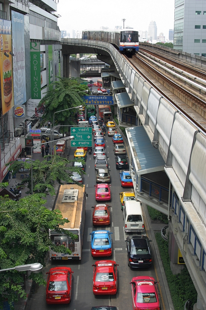 Deutlich ist der Vorteil der Schiene gegenüber der Straße zu erkennen, ein Skytrain-Triebwagen fährt am 22.Mai 2007 hoch über der Thanon Silom von der BTS Sala Daeng Station (S2) in Richtung BTS Ratchadamri Station (S1).