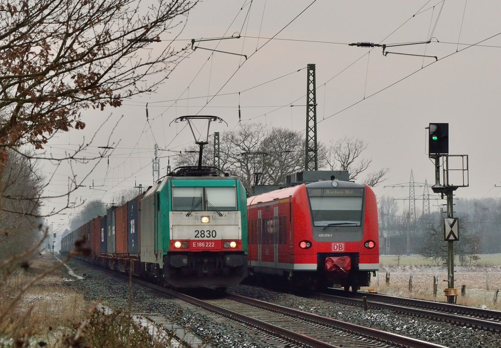 Deutsch/belgisches Treffen in Anrath auf der Kbs 425 am Samstagnachmittag den 23.3.2013 zwischen der COBRA 2830 mit Containerzug und dem 425 079-1 als RB33 nach Aachen.