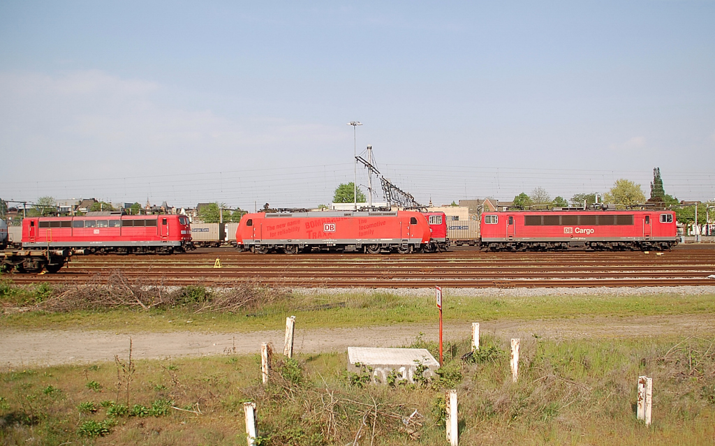 Deutsche Bahn Loks auf dem Gterbahnhof in Venlo abgestellt.
Links ist eine 151ziger dann die 185 001 und zwei 155ziger sie warten auf den nchsten Einsatz. 22.4.2011