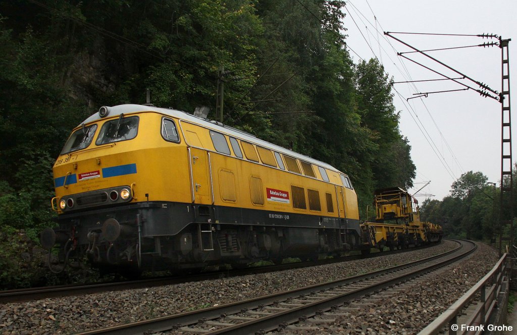 Deutsche Bahnbau Gruppe 218 391-1 mit Bauzug Richtung Regensburg, KBS 880 Nrnberg - Passau, fotografiert bei Maria Ort am 02.09.2011