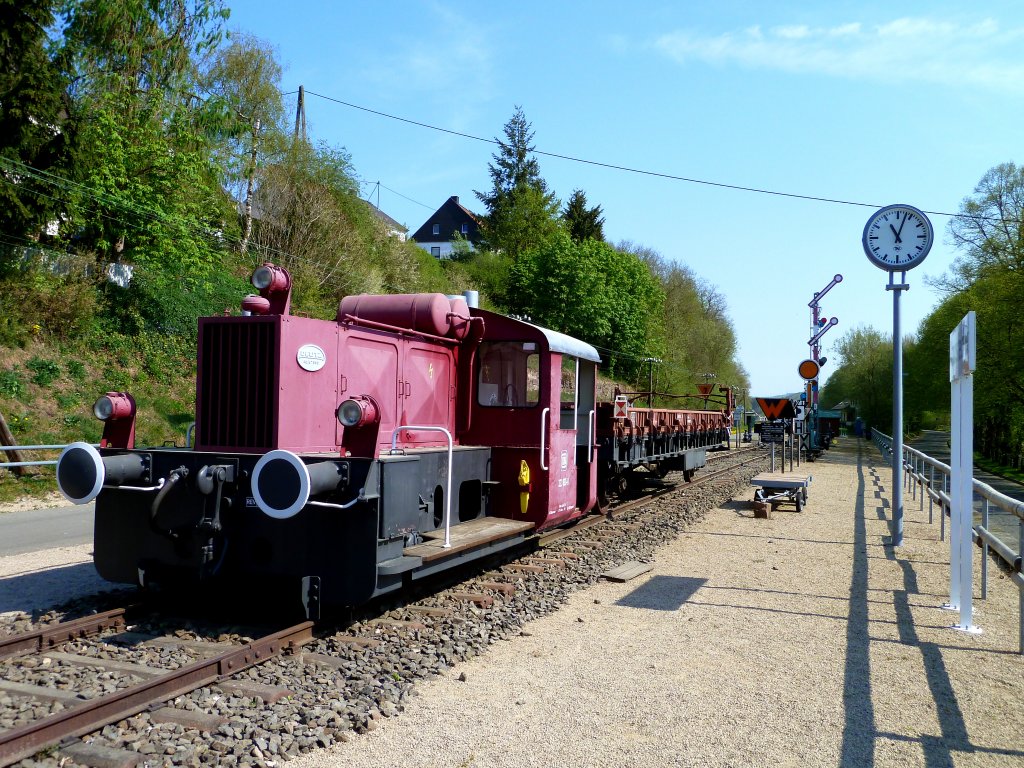 Deutschland, Rheinland-Pfalz, Eifelkreis Bitburg-Prm, Denkmal  Kf 6370 danach 323 100-8  (Hersteller: Deutz, Typ:	A6M 617 R, Fabriknummer: 57010,	Baujahr: 1959)im einstigen Bahnhof Pronsfeld an der Westeifelstrecke (ex KBS 434), 23.04.2011

