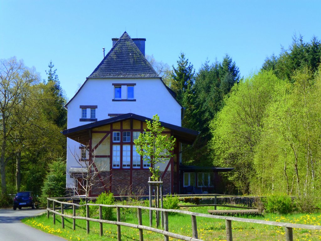 Deutschland, Rheinland-Pfalz, Eifelkreis Bitburg-Pr�m, Schalkenmehren an der ehemaligen Maare-Mosel-Bahn (ex KBS 623), heute am Maare-Mosel-Radweg,der ehemalige Bahnhof Schalkenmehren, 05.05.2013