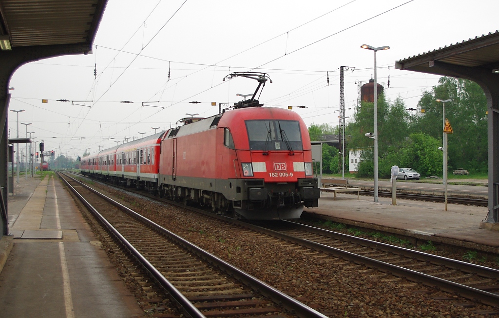 Deutschlands leistungsstrkste E-Lok nun im Regionalbahn-Dienst ttig. 182 005-9 schiebt die RB in Richtung Halle/Leipzig. Hier bei der Abfahrt aus Grokorbetha am 28.04.2011.