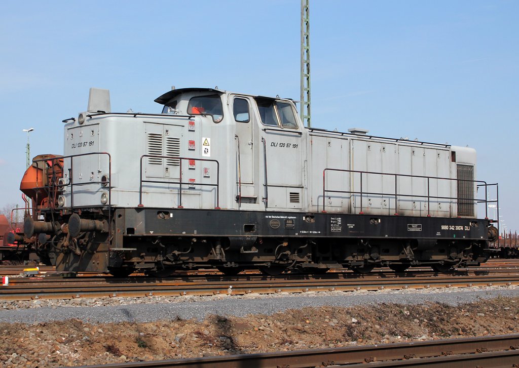 Deutz DG1200BBM mit der Fabrik-Nr. 57191 , Bj.1961 , seit 2008 in Diensten der Fa- Die Lei. Aufgenommen am 01.04.2013 in K�ln Kalk. Die andere Seite der langen Haube ist komplett beschmiert :-( ! Fotostandpunkt �ffentl. zug�nglich !