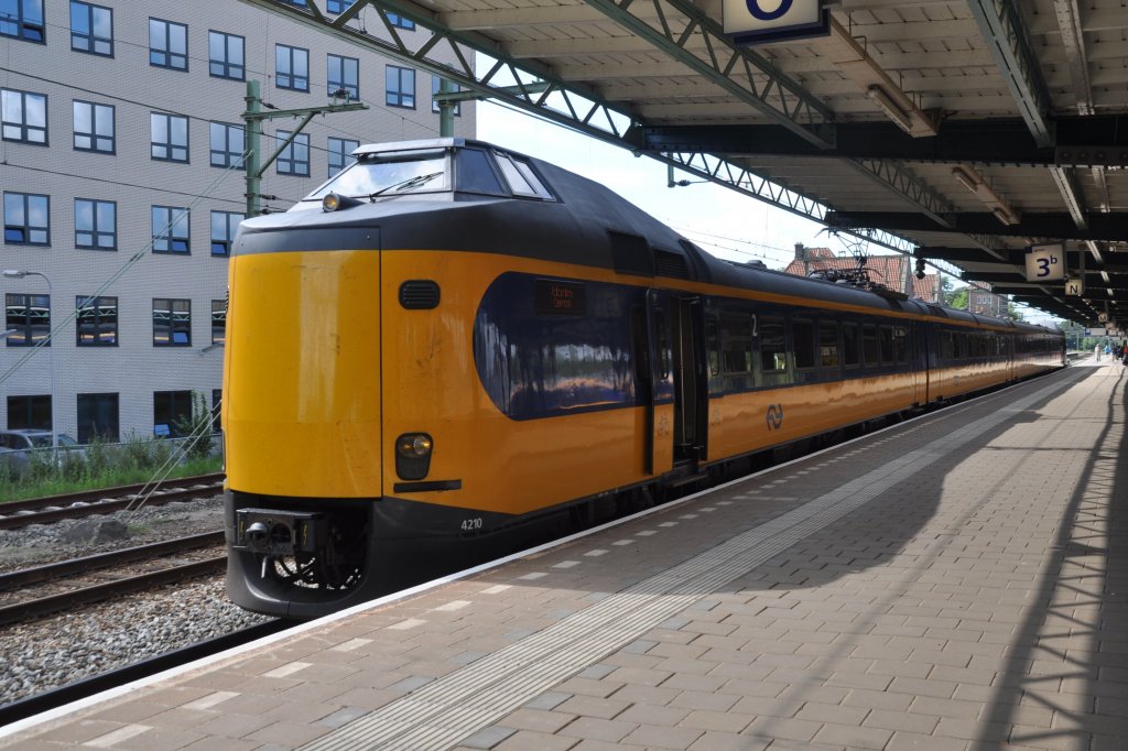 DEVENTER (Provinz Overijssel), 19.08.2010, ICM Koploper (Wagen 4210) als IC nach Rotterdam Centraal im Bahnhof Deventer