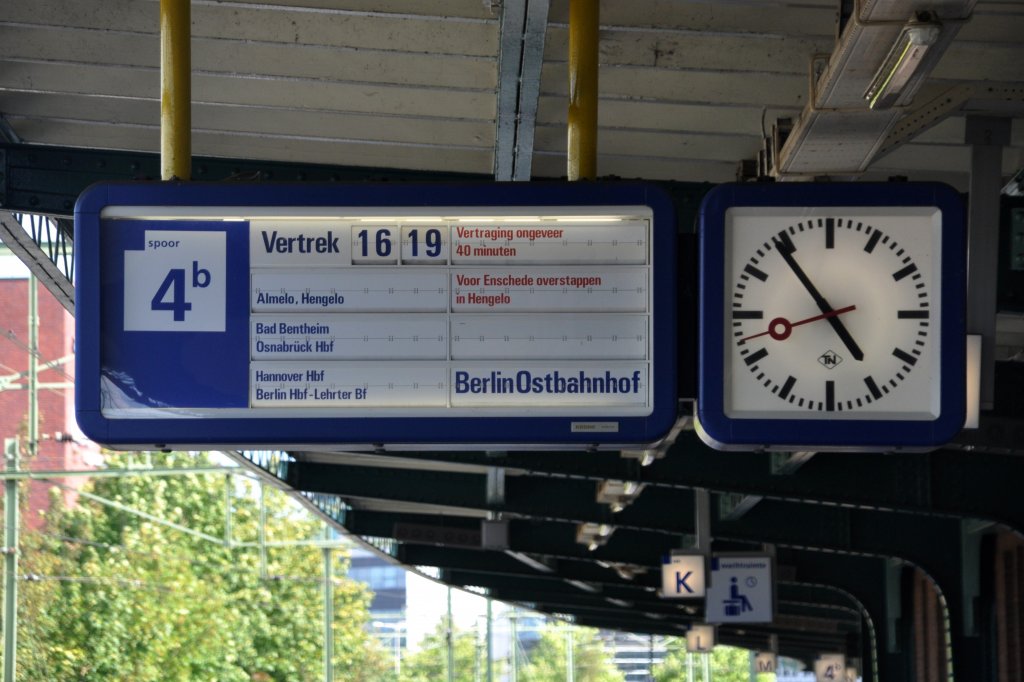DEVENTER (Provinz Overijssel), 19.08.2011, Zugzielanzeiger mit Hinweis auf 40minütige Verspätung