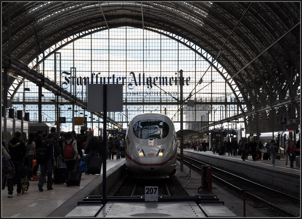Dezentriert - 

ICE 3 im Hauptbahnhof von Frankfurt am Main. 

15.02.2012 (J)