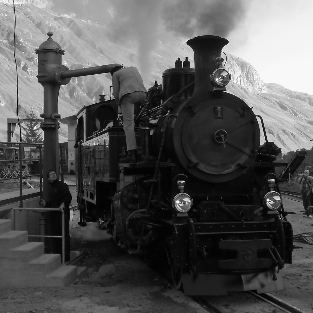 DFB Lok 1  Furkahorn  am frhen Morgen des 2.10.11 beim Wasser-Fassen in Realp.
 Das Depot-Gelnde ist frei zugnglich.