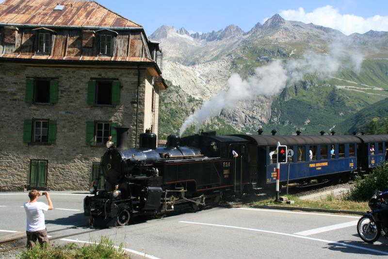 DFB Nr. 4 erreicht nach der berquerung des Furkapass Gletsch und setzt die Fahrt nach Oberwald fort. Leider ist der Fahrplan etwas verwirrend. Sonst htte ich den Zug bei dem Wetter auf dem Rhoneviadukt fotografiert; 21.08.2011