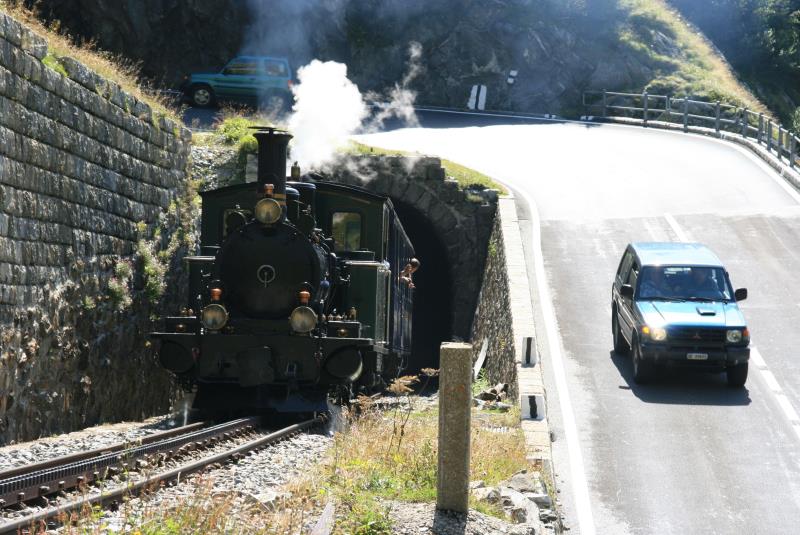 DFB Nr. 7  Breithorn  verlsst auf anstrengender Bergfahrt den Kehrtunnel bei Gletsch; 21.08.2011