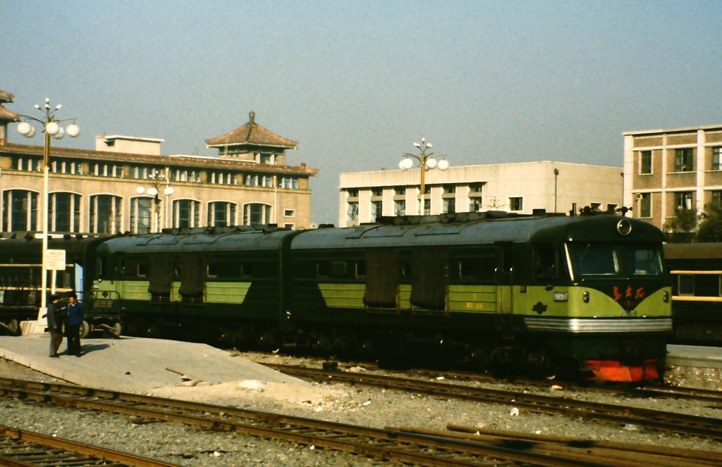 DFH1 4249 am 9. November 1984 in Beijing Hauptbahnof.