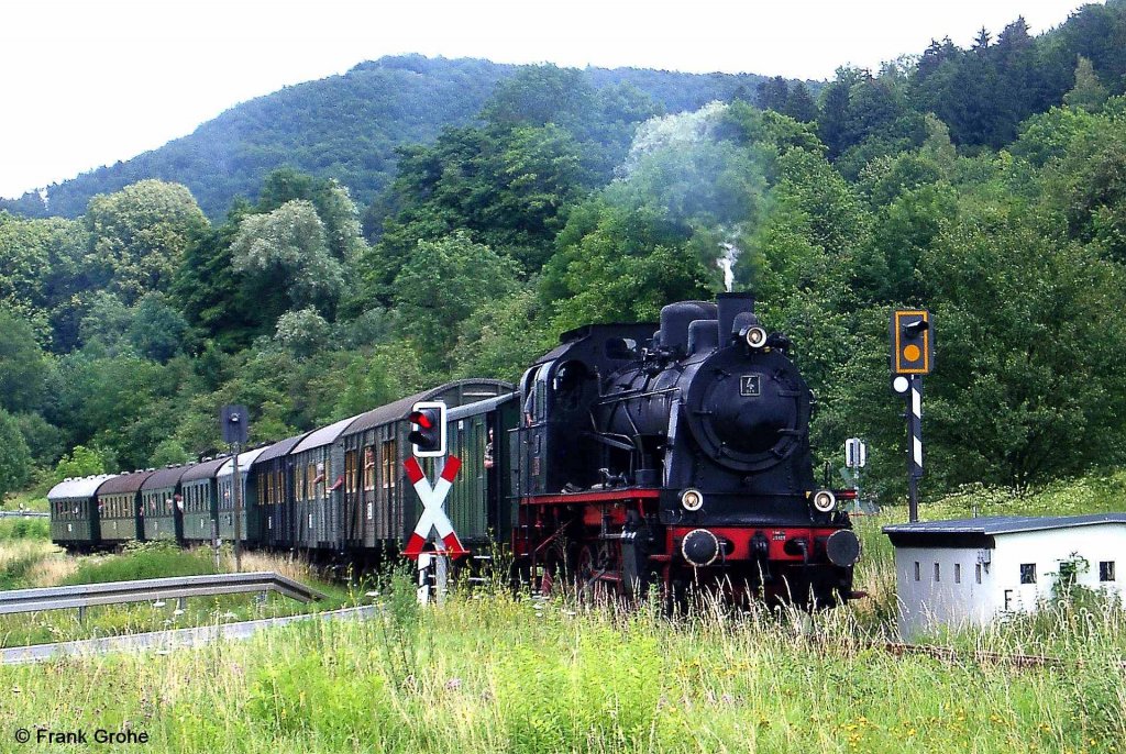 DFS Lok 4 Bauart ELNA 6 vor Personenzug aus Behringersmhle, fotografiert kurz vor Ebermannstadt am 08.07.2007 --> Baujahr der Lok 1930 von BMAG (davor L. Schwartzkopff) mit Fabriknummer 9963 --> Einsatz in der Zeche Anna, seit 1989 bei der Dampfbahn Frnkische Schweiz