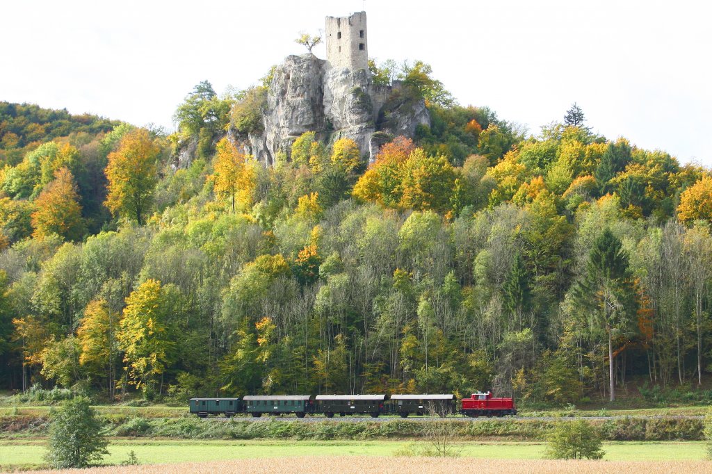 DFS V60 114 zieht ihren Zug nach Ebermannstadt unterhalb der Ruine Neideck durchs schne Wiesenttal - 14/10/2012