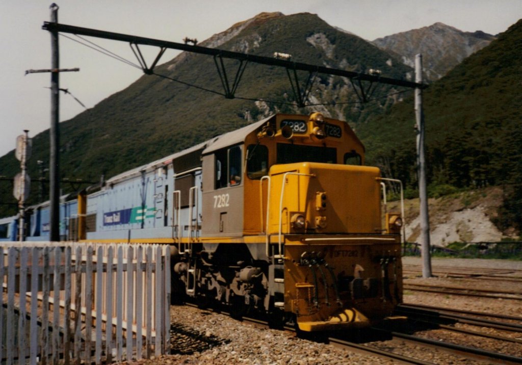 DFT 7282 im Bahnhof von Arthurs Pass am 27.12.1997
DFT Class: 1979 - 1981 in 30 Exemplaren als DF Class von GM geliefert.
           Umbau zur DFT Class durch die NZR Werksttten ab 1992.
           Durch Einbau eines Turboladers konnte die Leistung von
           1230 kw auf 1845 kw gesteigert werden.
           Achsfolge:             Co-Co
           Gewicht:               87,6 t
           Lnge ber Kupplungen: 16,69 m