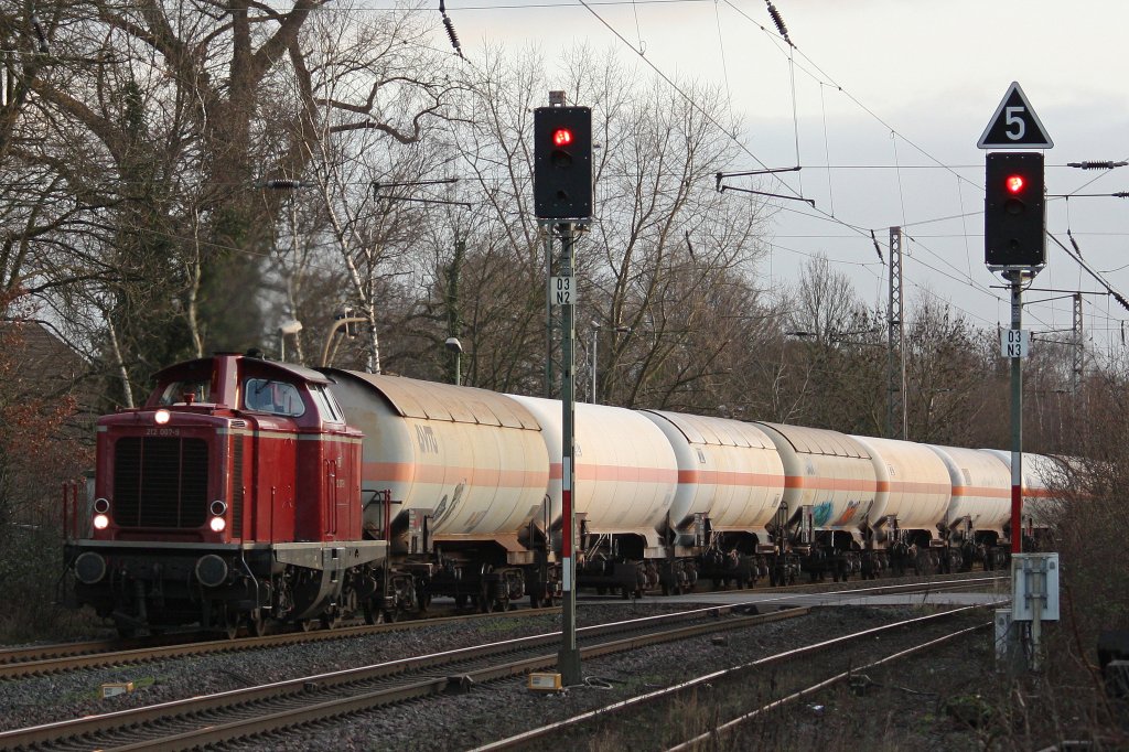 DGEG 212 007 am 13.1.12 mit einem Kesselzug bei der Durchfahrt durch Ratingen-Lintorf.