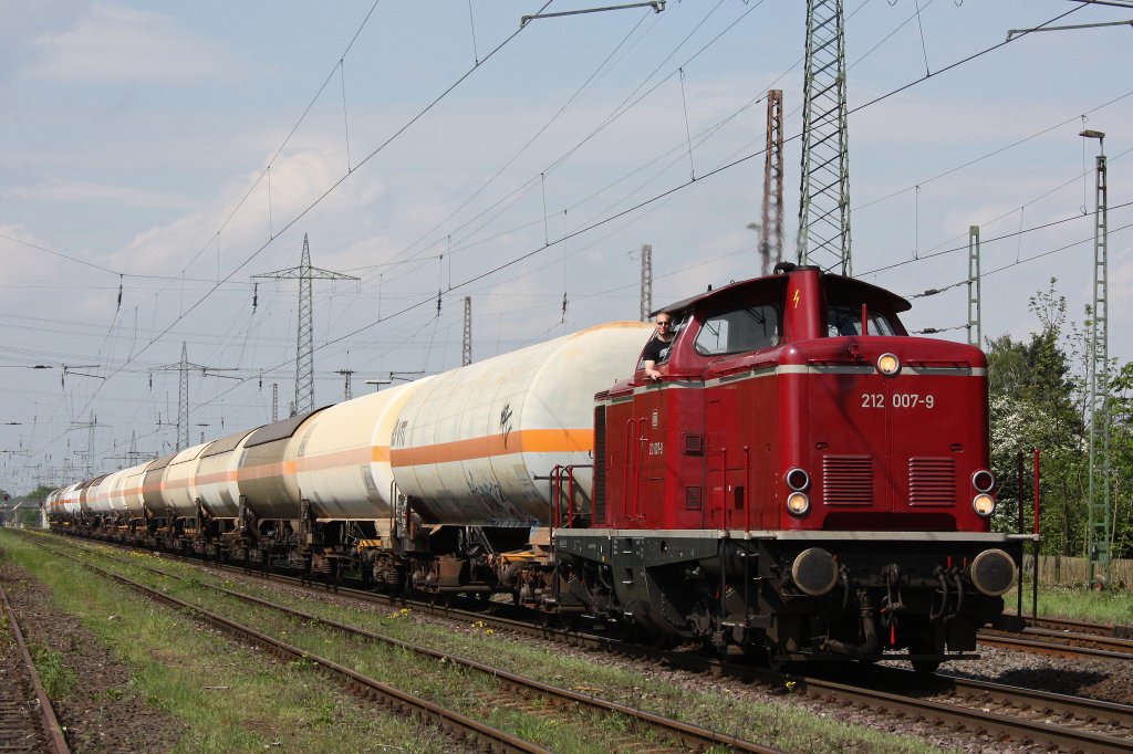 DGEG 212 007 am 4.5.12 mit einem Kesselzug bei der Durchfahrt durch Ratingen-Lintorf.