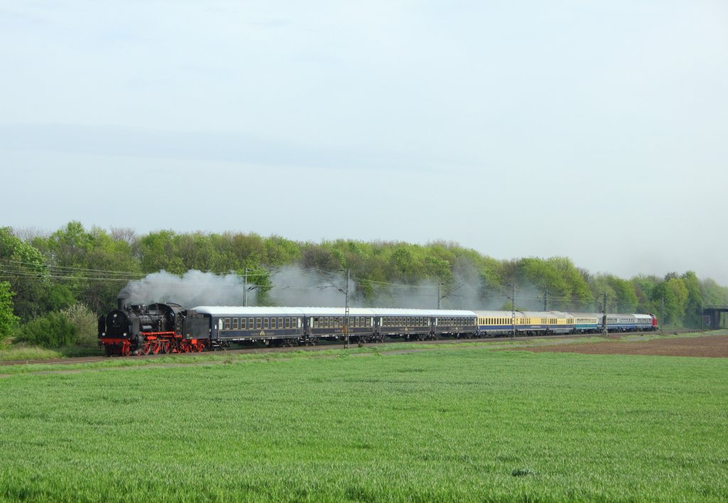 DGEG 38 2267 mit einem Sonderzug in Vilich-Mldorf am 28.4.2012. Am Zugschluss hngt die Museumslok V100 1200 