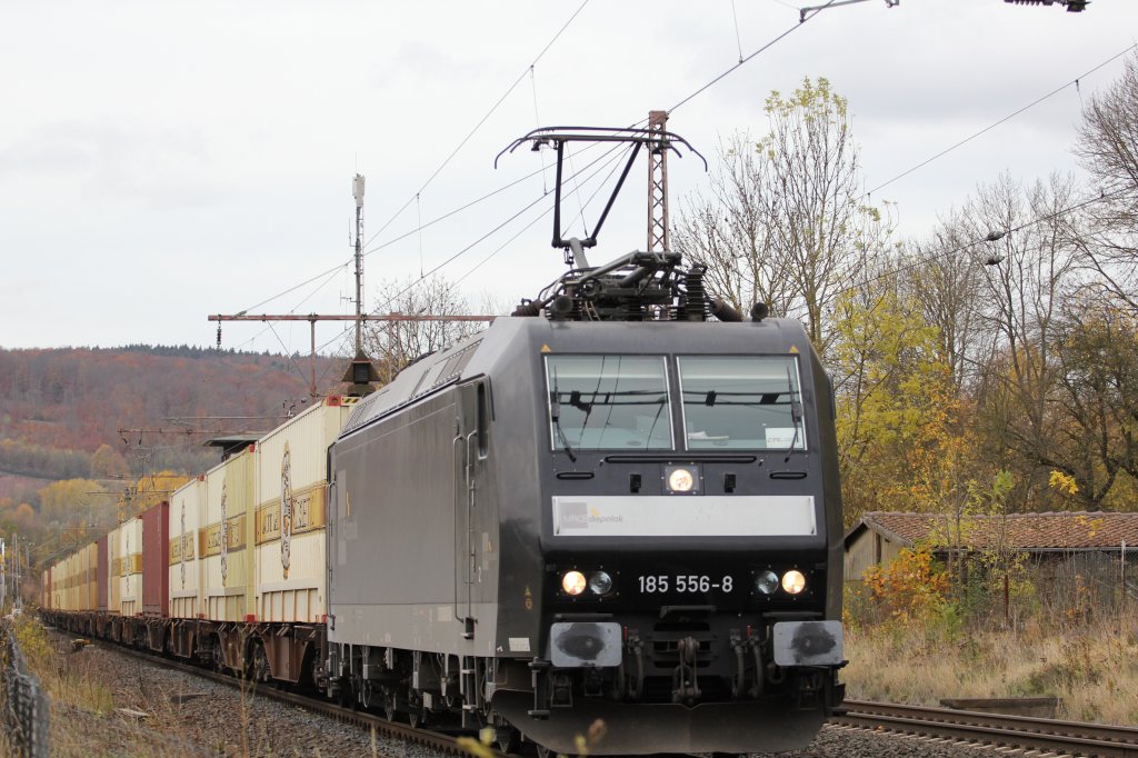 DGS69432 mit dem Warsteiner Warstein-Mnchen Reim. 185 556 im Auftrag von CFL statt der Normalblichen WLE 81 (189 801) die an Herbst Wochenenden mit Suferzgen unterwegs ist. Hier am Freitag den 26/10/12 durch Bohnenburg bei Warburg in Westfahlen.