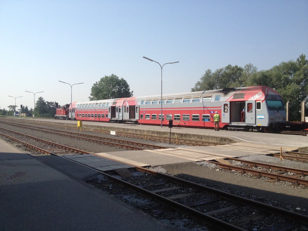 DH 1500.6 (eine von 2 1500ern bei der GKB die schon mit PZB ausgestattet ist) mit R 8558 (S 61 Wies-Eibiswald/Lieboch/Graz Hbf) am 20.6.2012 beim Halt im Bahnhof Lieboch. Im Hintergrund ist ganz einwenig von einem abgestellten Gterzug zu sehen. Die Zge in Lieboch mssen bis auf weiteres im sdlichen Bereich des Bahnsteiges halten, da der nrdliche Teil gerade renoviert wird. 