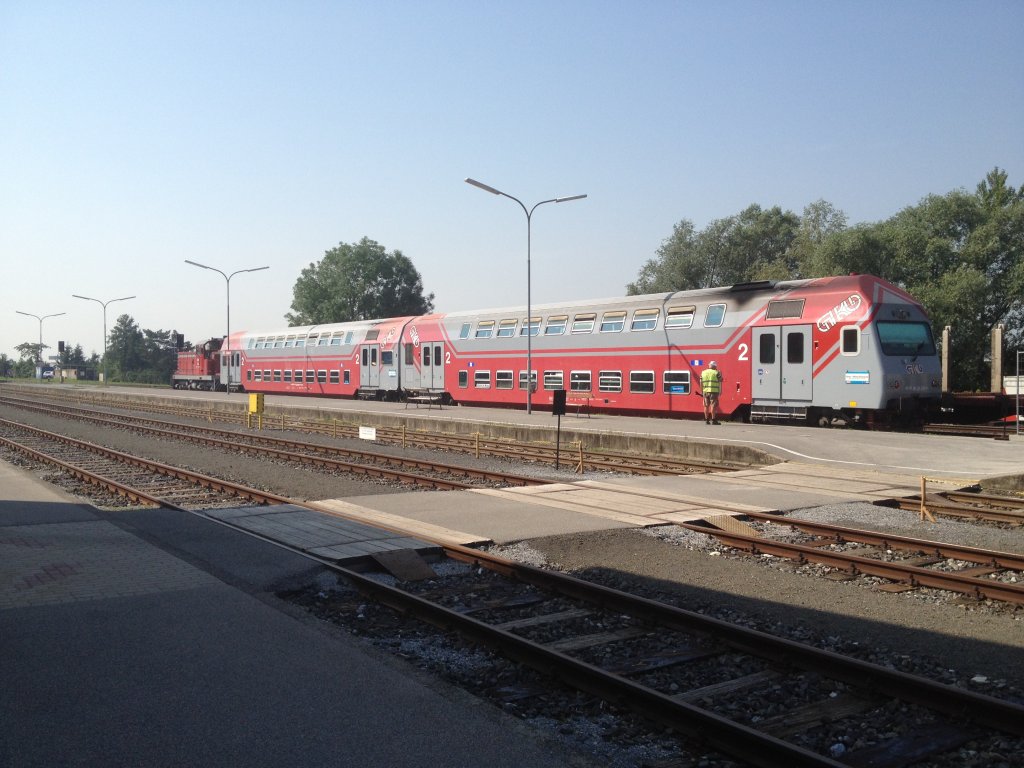 DH 1500.6 (eine von 2 1500ern bei der GKB die schon mit PZB ausgestattet ist) mit R 8558 (S 61 Wies-Eibiswald/Lieboch/Graz Hbf) am 20.6.2012 kurz vor der Abfahrt im Bahnhof Lieboch. Im Hintergrund ist ganz einwenig von einem abgestellten Gterzug zu sehen. Die Zge in Lieboch mssen bis auf weiteres im sdlichen Bereich des Bahnsteiges halten, da der nrdliche Teil gerade renoviert wird. 