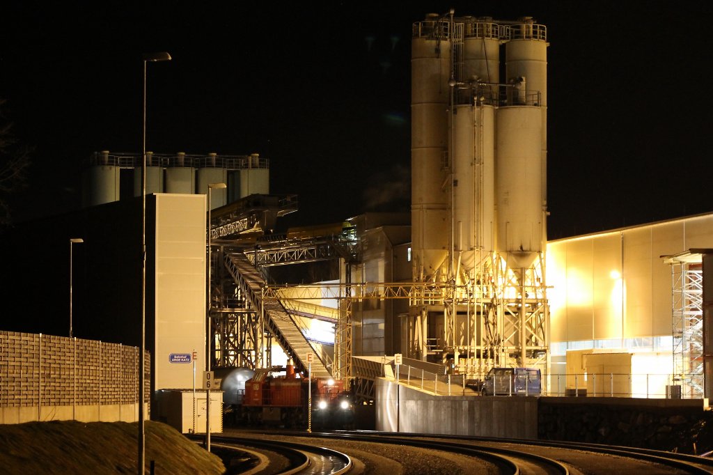 DH 1700.1 zieht am 11.03.2013 Acht leere Wagen vom Typ Uacs aus der Anschlussbahn Leibenfeld ab. Hier versteckt sich der Zug noch hinter dem Fahrwegende. 