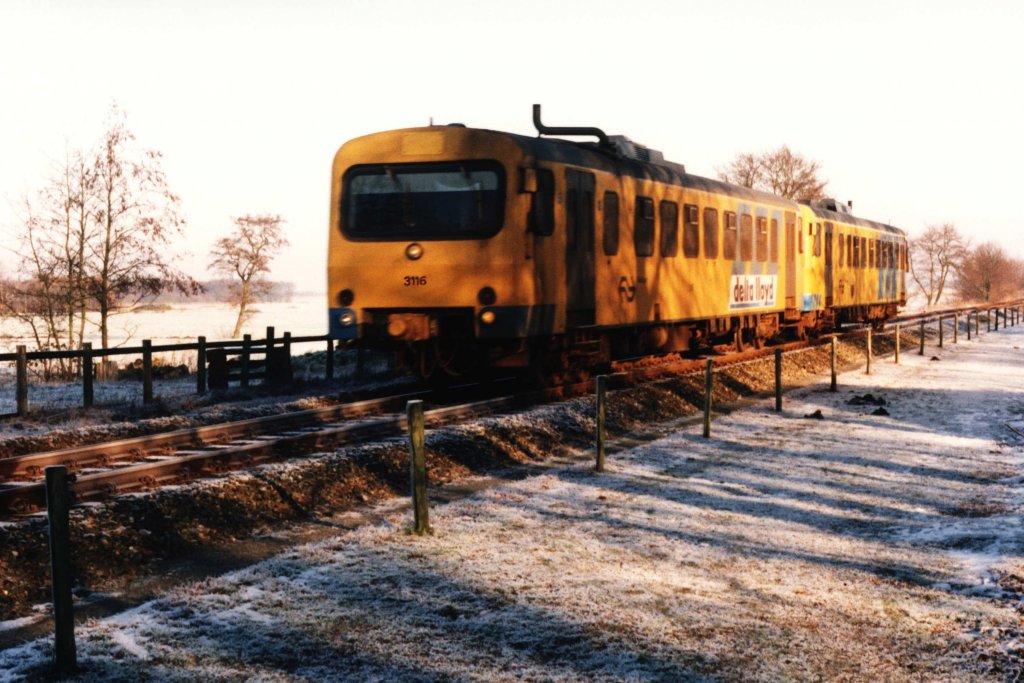 DH1 3116 und DH1 3117 mit Regionalzug 8650 Groningen-Leeuwarden bei Hurdegaryp am 4-1-1995. Bild und scan: Date Jan de Vries.
