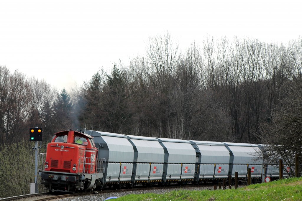 DH1100.2 schiebt G8533 am 16 April 2013 ber die Leibenfelder Hhe nach.