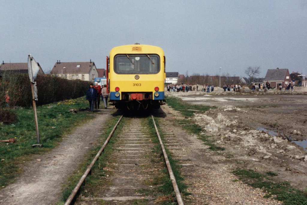 DH2 3224 und DH1 3103 whrend eine Sonderfahrt Stiens-Leeuwarden auf das Endpunkt der ehemalige Gterstrecke Stiens-Leeuwarden in Stiens am 11-4-1992. Bild und scan: Date Jan de Vries.
