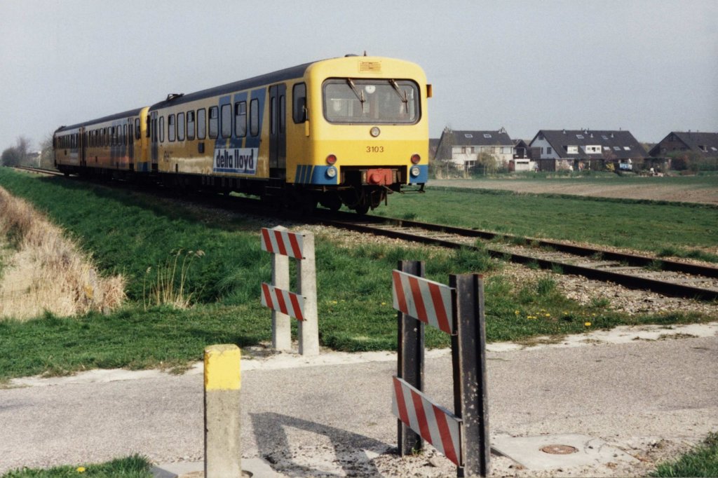 DH2 3224 und DH1 3103 whrend eine Sonderfahrt Stiens-Leeuwarden auf das Endpunkt der ehemalige Gterstrecke Stiens-Leeuwarden in Stiens am 11-4-1992. Bild und scan: Date Jan de Vries.  