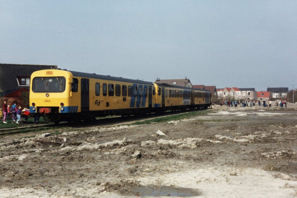 DH2 3224 und DH1 3103 whrend eine Sonderfahrt Stiens-Leeuwarden auf das Endpunkt der ehemalige Gterstrecke Stiens-Leeuwarden in Stiens am 11-4-1992. Bild und scan: Date Jan de Vries.   