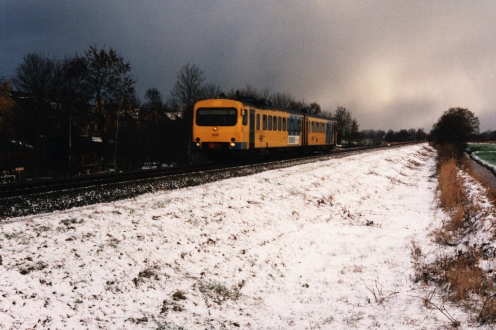 DH2 3231 mit Regionalzug 8656 Groningen-Leeuwarden bei Tytsjerk am 1-1-1995. Bild und scan: Date Jan de Vries.