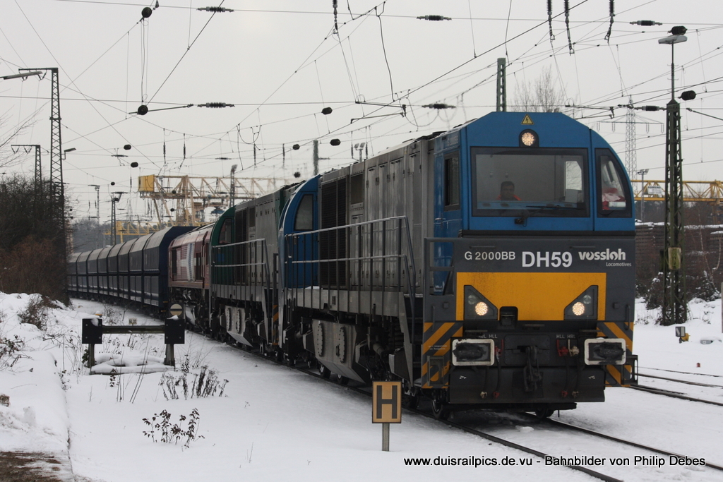 DH59 (HGK) f�hrt am 27. September 2010 um 13:01 Uhr mit zwei weiteren HGK Loks und einem G�terzug durch Duisburg Entenfang