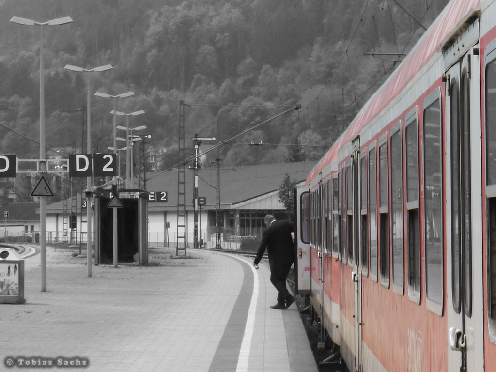 D/IC 1587 in Nahverkehrgarnitur endet in Horb. Er ist kein Ersatzzug, sondern Zubringerzug zum Schienenersatzbus nach Rottweil, um die SBB-IC von Rottweil nach Zrich zu erreichen. Der Schaffner steigt gerade vom Wittemberger Steuerwagen aus. Aufnahme am 29.4.2011