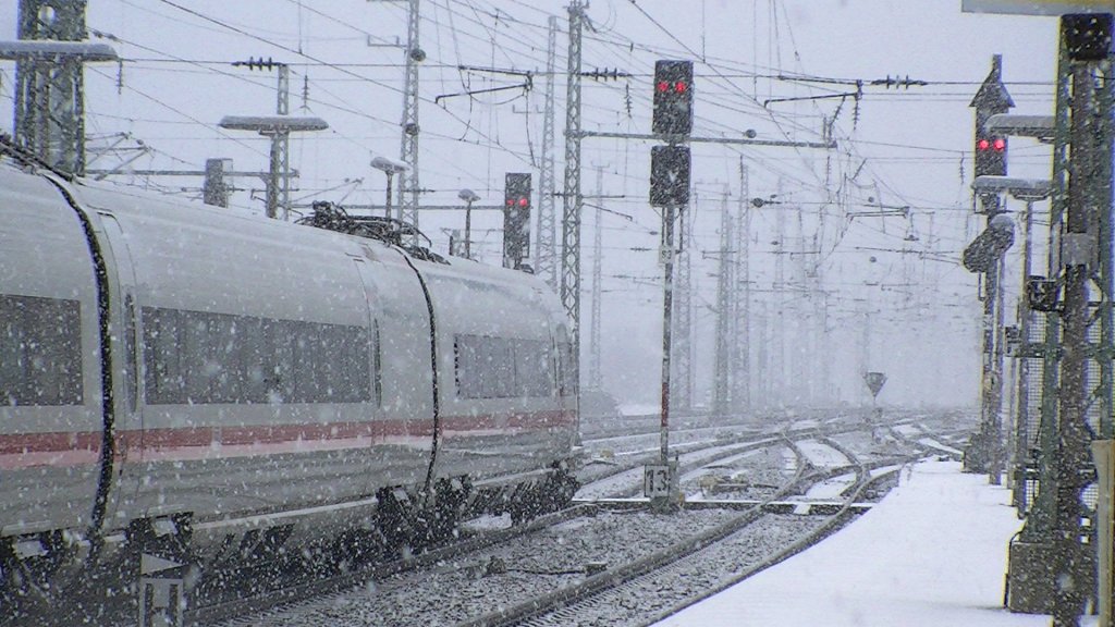 Dichtes Schneetreiben im Frther Hauptbahnhof am 21.01.2012. Ein ICE T (BR 411) aus Berlin Gesundbrunnen steht in der berholung. In zwei Minuten wird ihn ein ICE 3 (BR 403) aus Richtung Wrzburg berholen. 