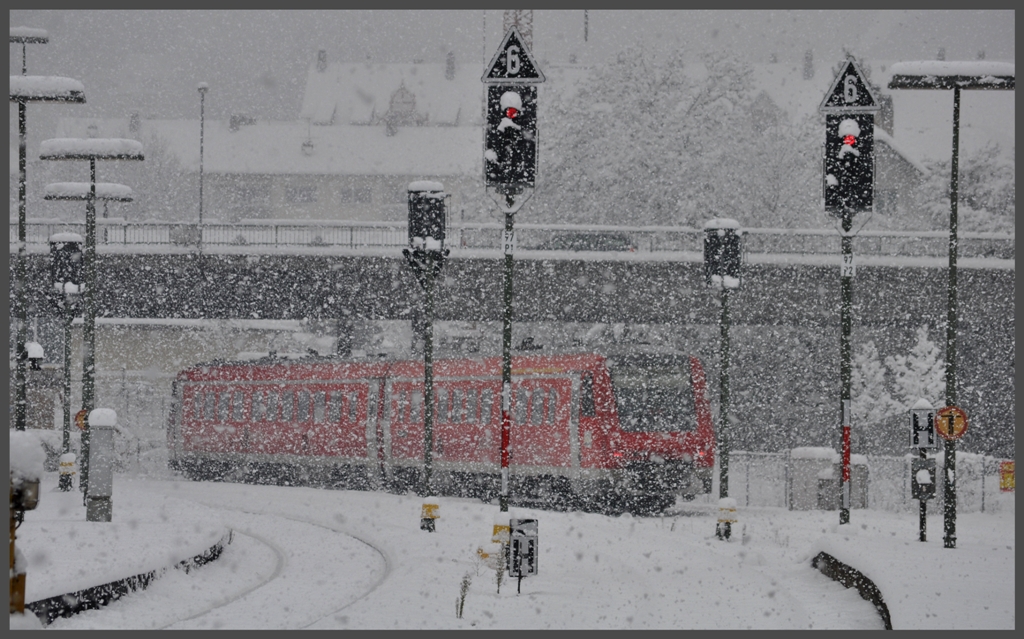 Dichtes Schneetreiben in Waldshut. IRE3376 nach Basel Bad Bf fhrt ab. (20.12.2011)