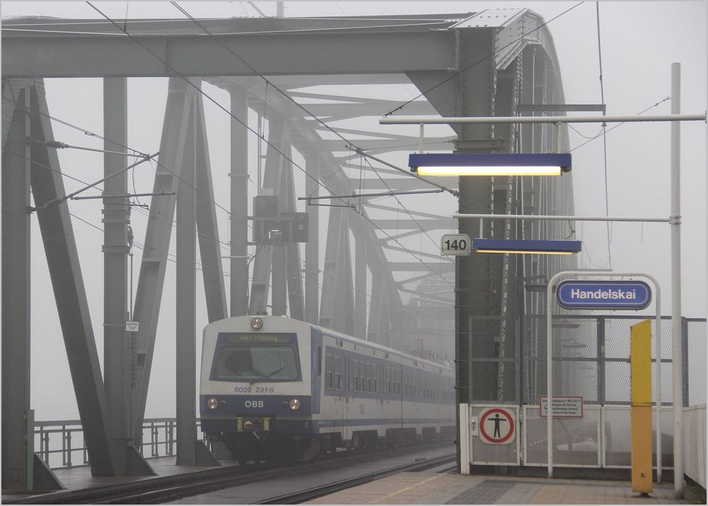 Dichtester Hochnebel ber der Donau - Aus diesem heraus fhrt 4020 291, einfahrend in die Haltestelle Wien Handelskai, am Morgen des 21. Oktober 2012. 