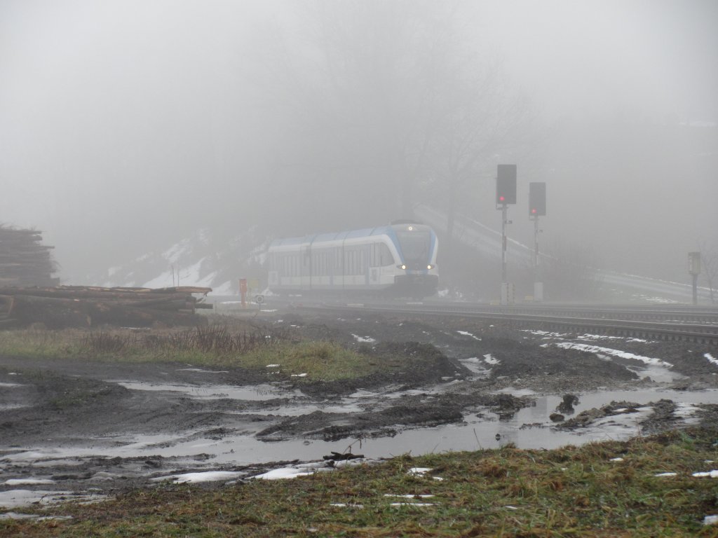 Dicker Nebel legt sich ber den eben in den Bahnhof St. Martin im Sulmtal/ Bergla einfahrenden 5063.08 ( R8588). 16.12.2012