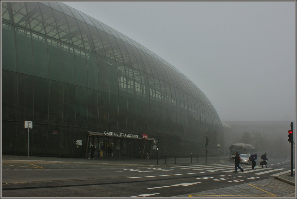 Dicker Nebel umhllt den Glasbau vom Bahnhof in Strassbourg am 29.10.2011