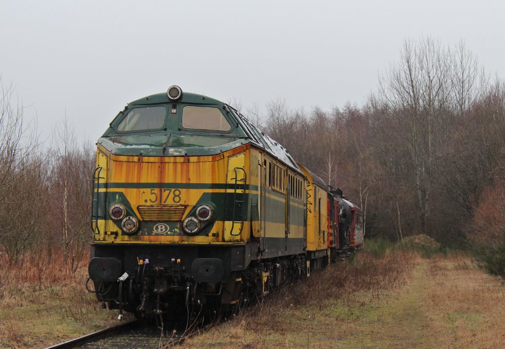 Die ( ex. )SNCB 5178 wartet auf ein neues Leben. Im ehemaligen Bahnhof Raeren( B ) der alten Vennbahn konnte sie am 4.3.2012 gesichtet werden. An gleicher Stelle konnten noch vor einem halben Jahr die SNCB 1803 sowie 1806 aufgefunden werden, welche nun in den Museumsbestand �bergegangen sind.